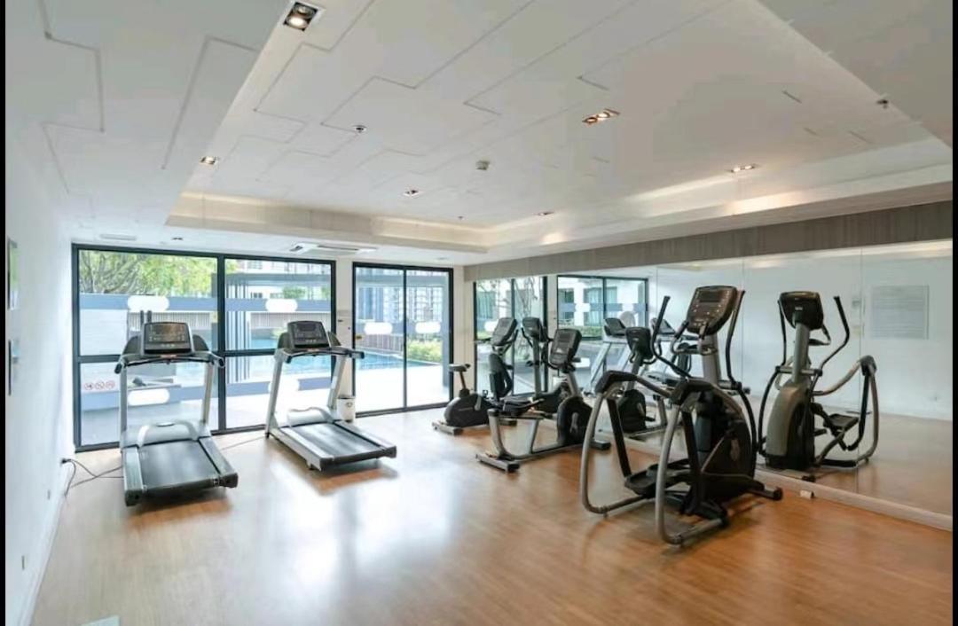 Condo In Bangkok With Swimming Pool Near Malls And Train Luaran gambar